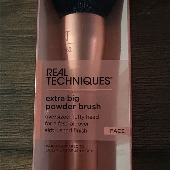 New - Real Techniques Oversized Powder Brush. - Picture 2 of 4